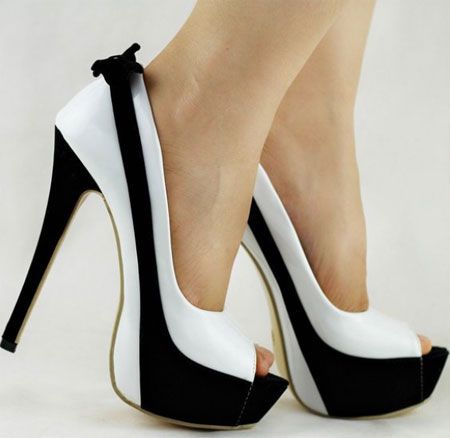 Black and White Two Toned Pumps | Sapatos, Sapatos fashion .