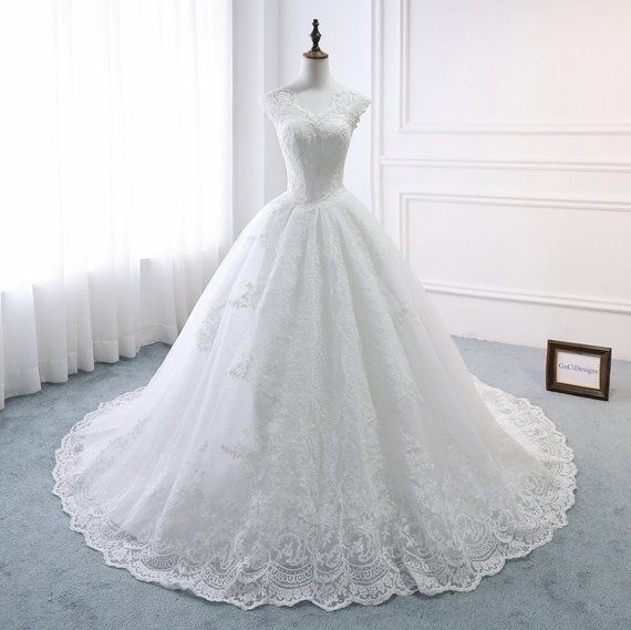 Classic Royal Bridal Gowns Vintage Lace A-line Wedding Dress with .