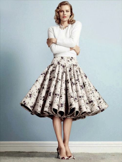 What a lovely full skirt!! Check out more modest outfit .