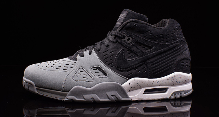 This Nike Air Trainer III Odes to Bo Jackson and the Raiders .
