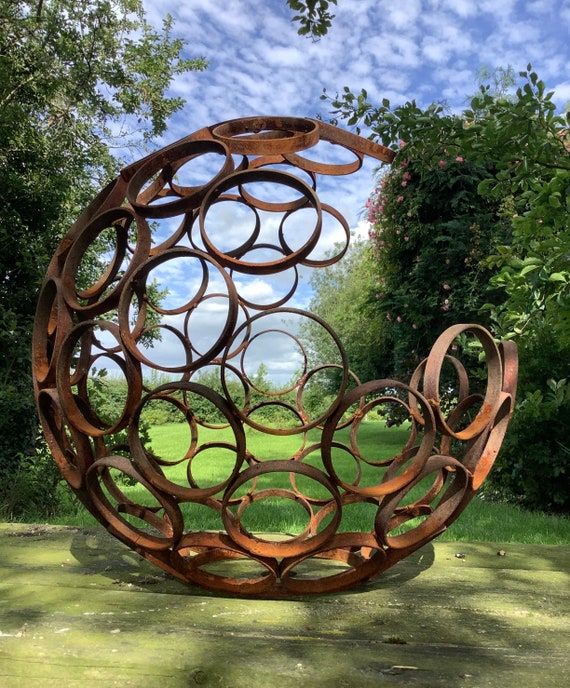 The Beauty of Metal Garden Art: Enhancing Outdoor Spaces with Intricate Designs