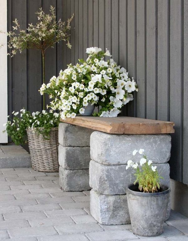 A Charming Addition to Your Outdoor Space: The Petite Garden Bench