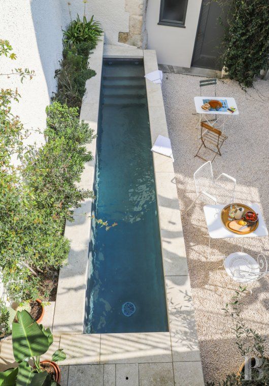 A Cozy Garden Oasis: Creating a Relaxing Retreat with a Pool