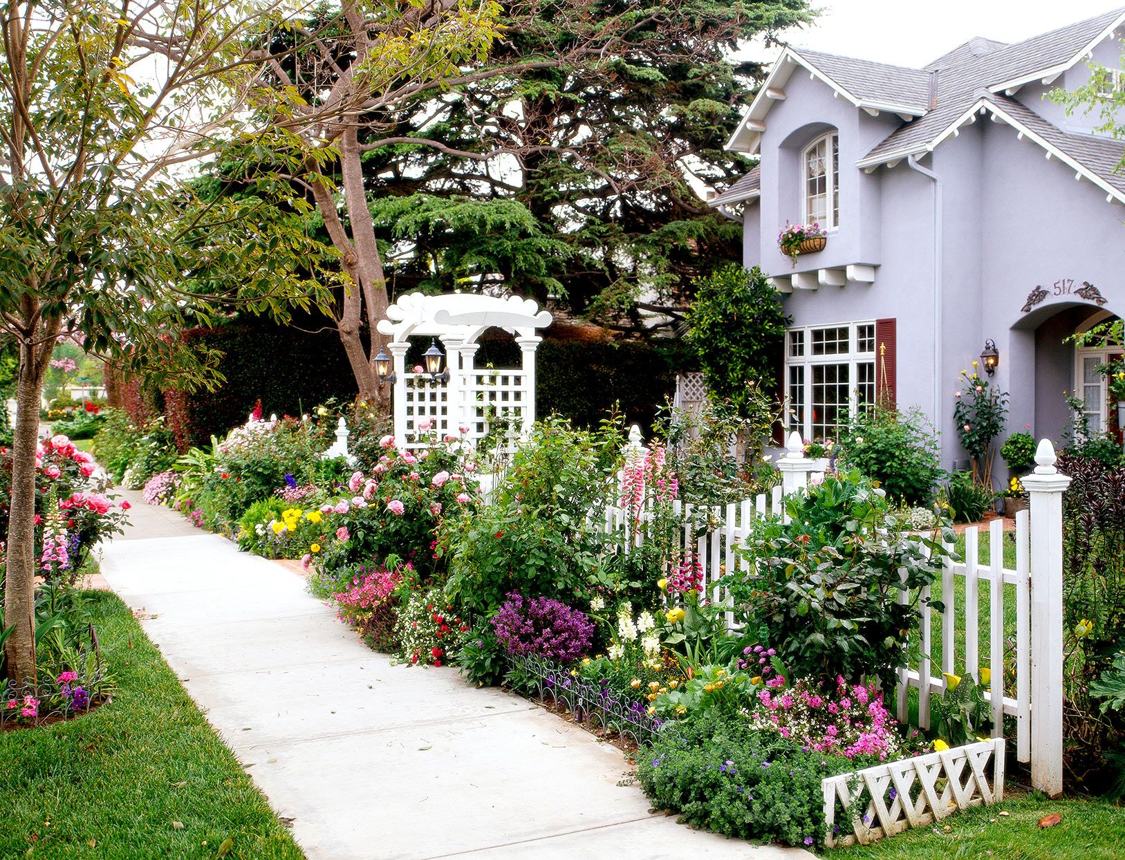A Guide to Creating a Stunning Front Yard Flower Garden
