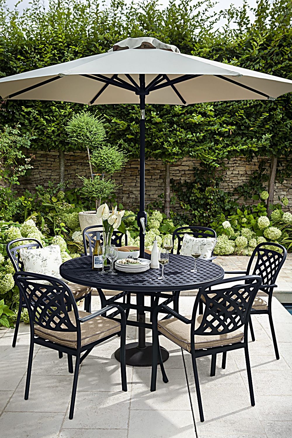 A Guide to Garden Tables and Chairs: Creating the Perfect Outdoor Escape