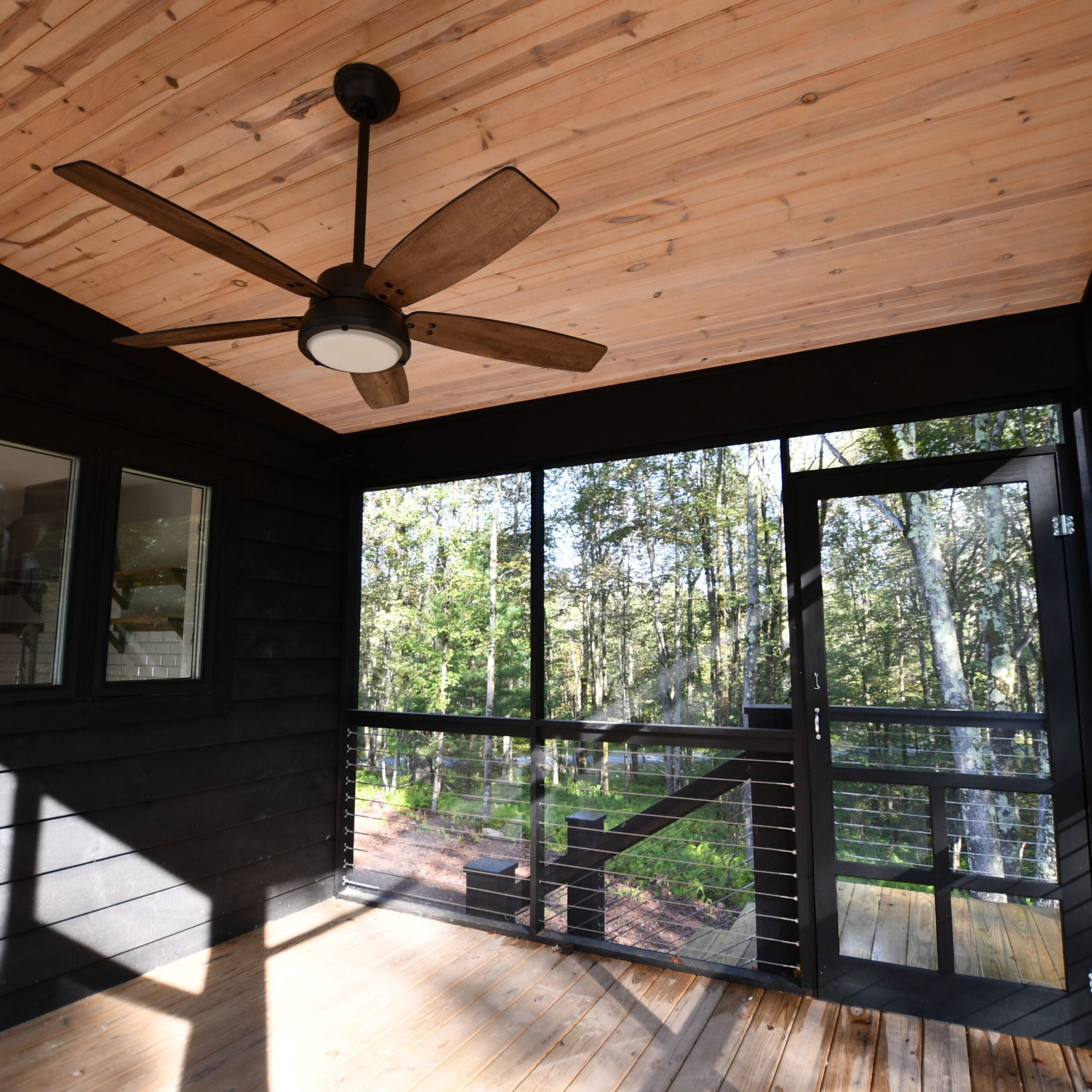 A Guide to Modern Screened-In Porches: Enhancing Your Outdoor Living Space