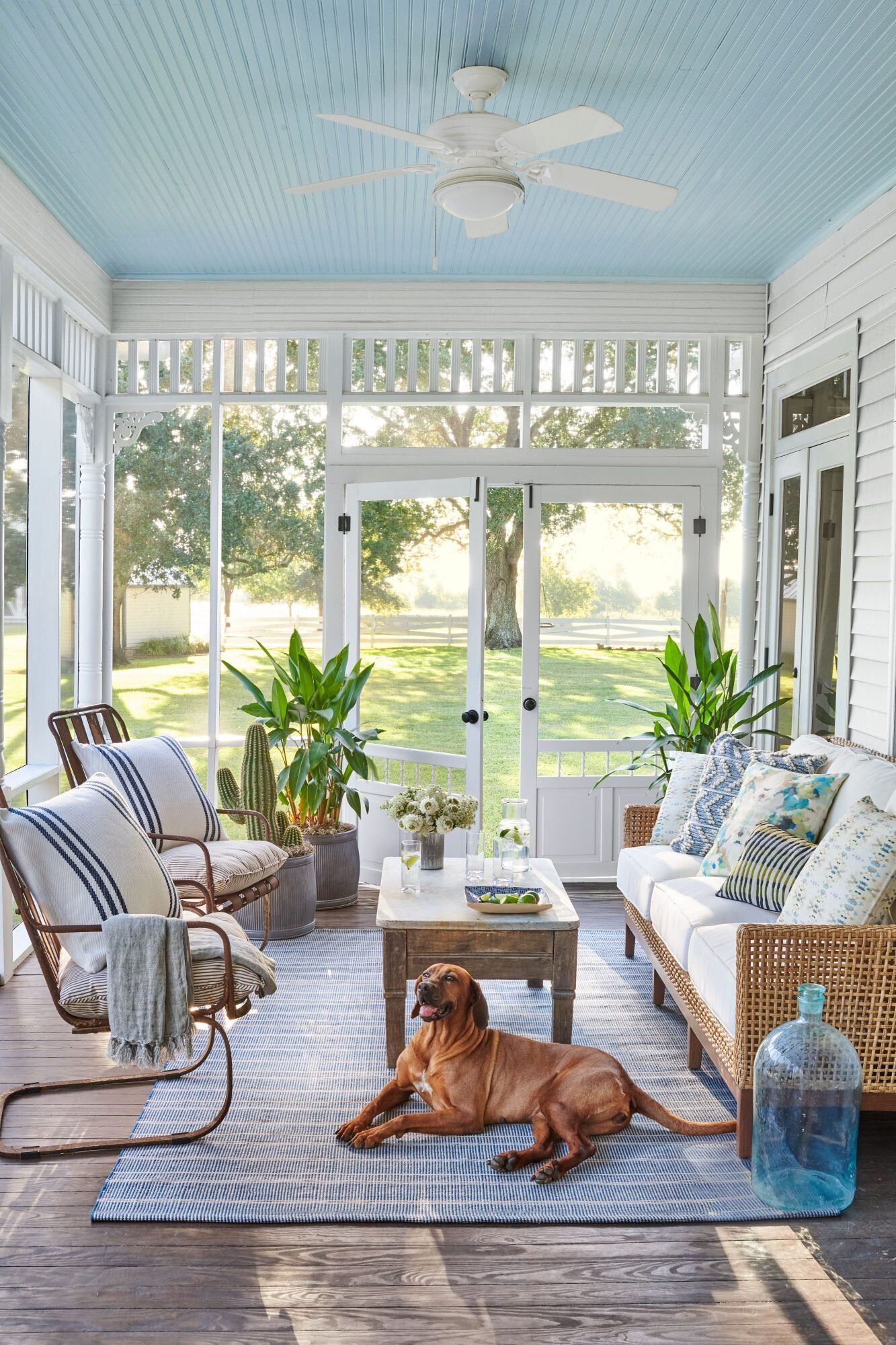 Beautiful and Functional Screened-In Porch Design Inspirations