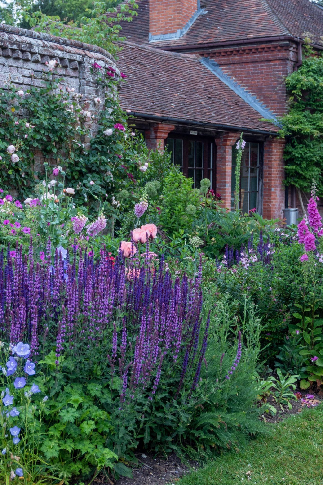 Charming Cottage Garden Inspiration: Tips and Ideas for Your Outdoor Space