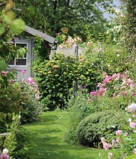 Charming Ideas for Petite Cottage Gardens
