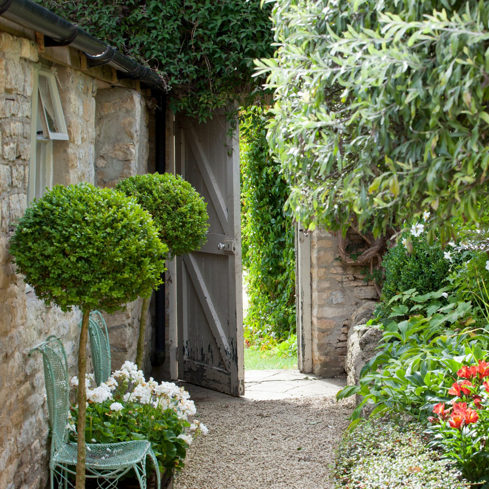 Charming Ideas for Petite Cottage Gardens