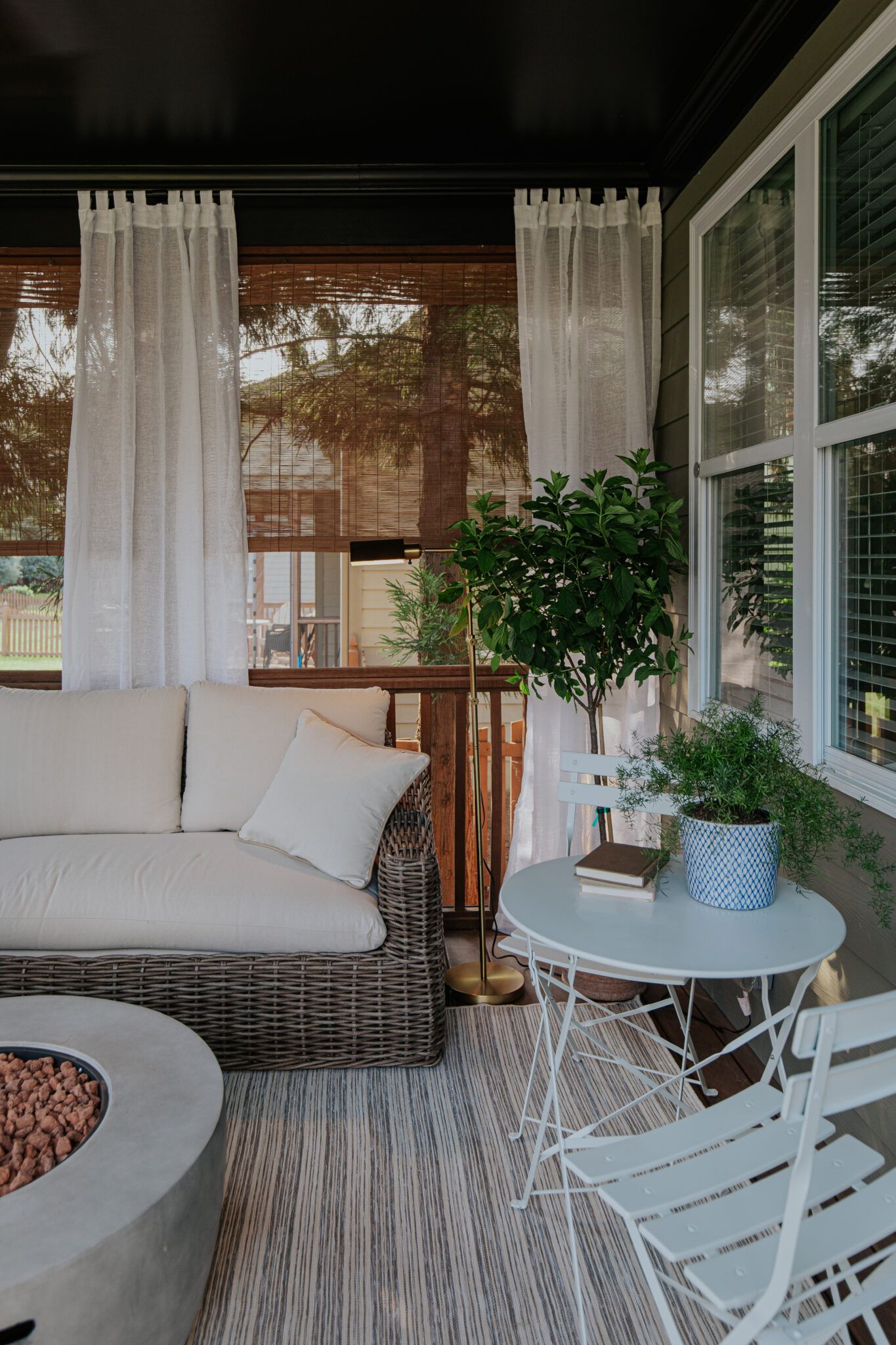 Charming Ways to Decorate Your Cozy Screened-In Porch