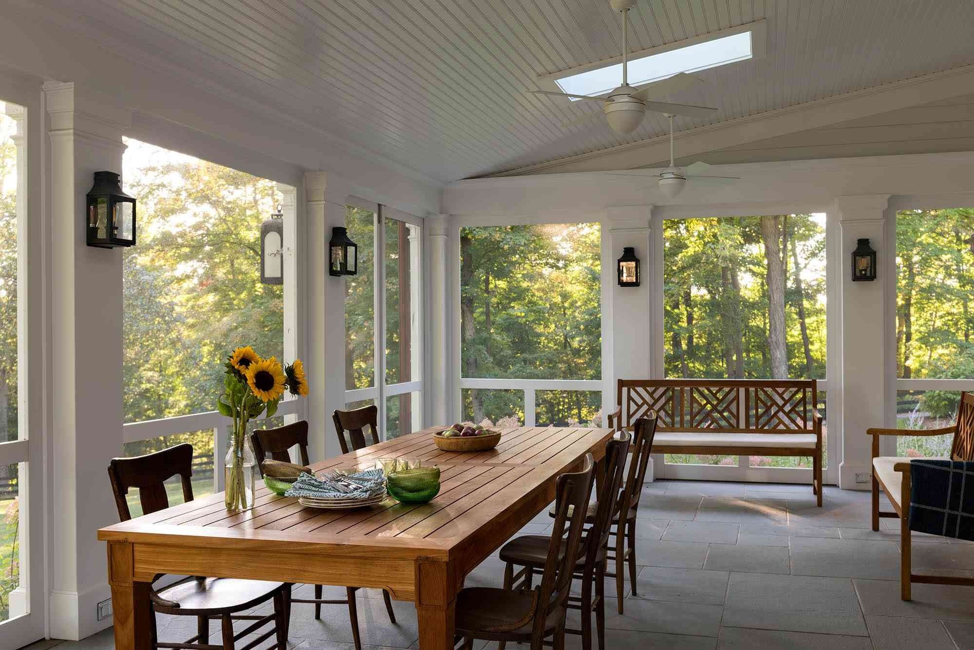 Charming Ways to Decorate a Cozy Screened-In Porch