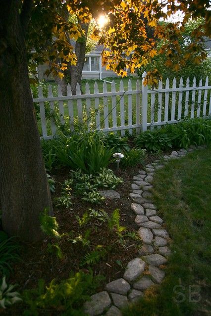 Charming Ways to Enhance Your Outdoor Space with Picket Fences