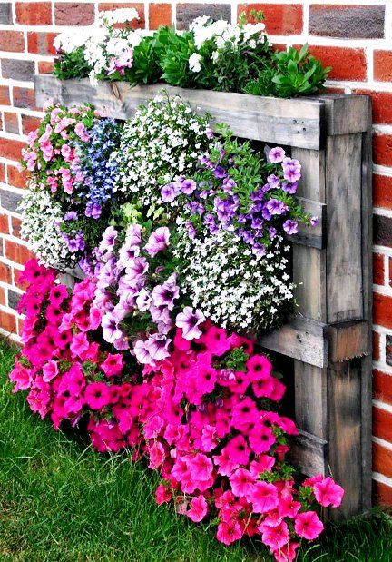 Charming and Traditional Garden Planters for an Idyllic Outdoor Space