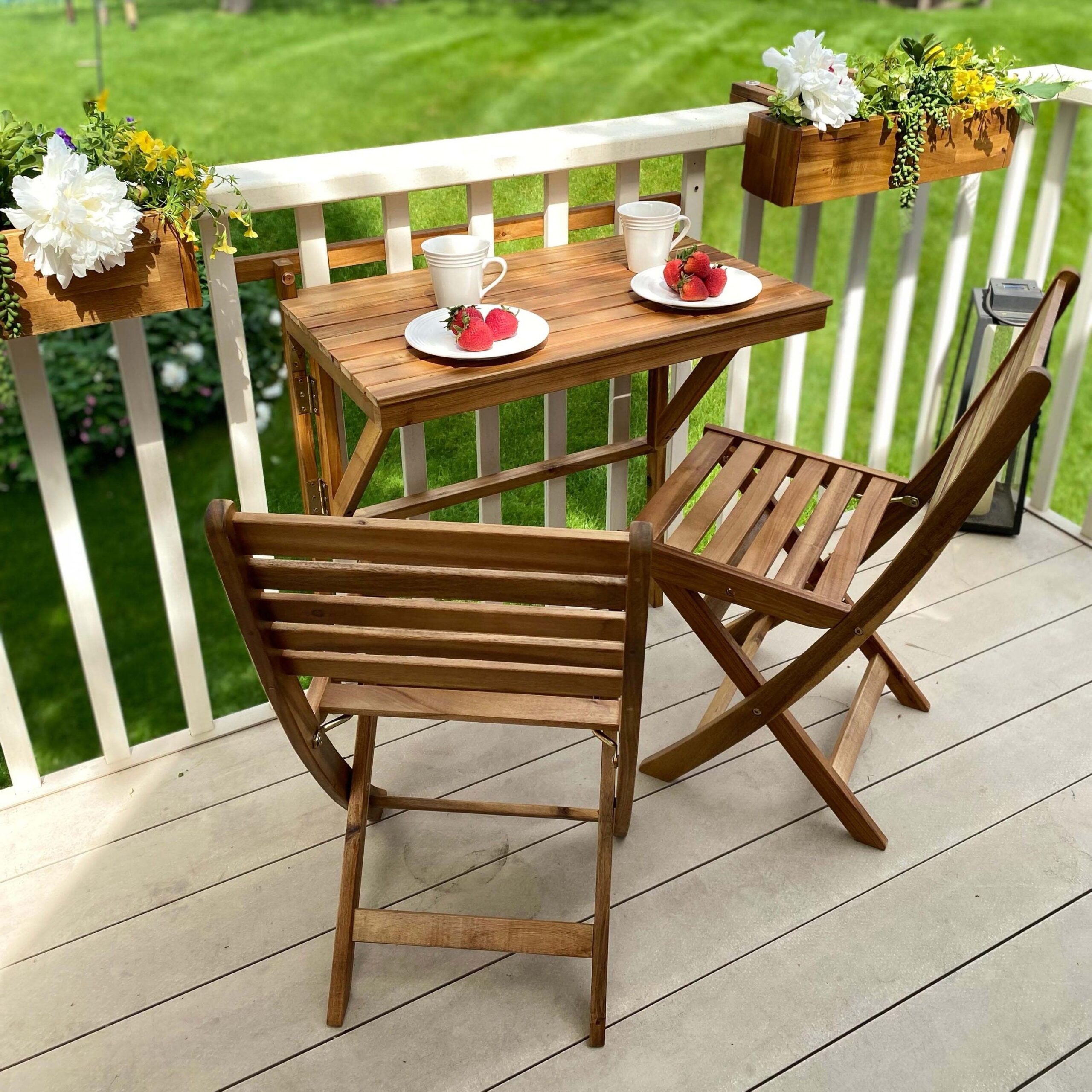 Cozy Options for a Compact Outdoor Dining Set