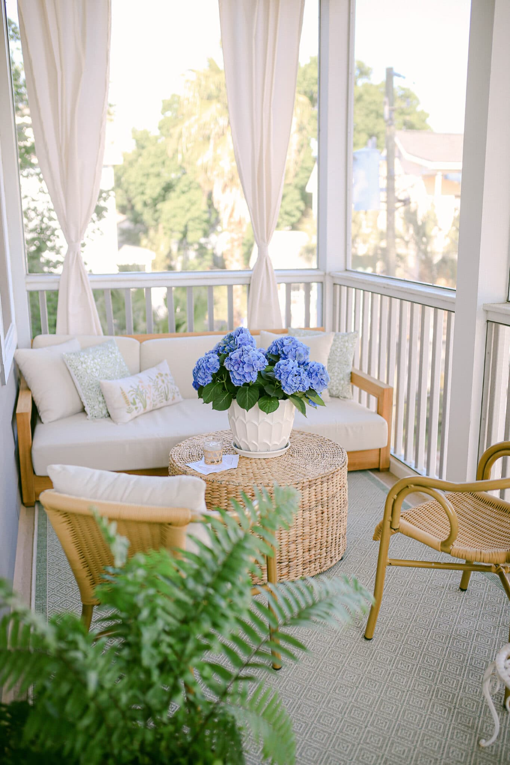 Cozy and Stylish Ideas for Decorating a Small Screened-In Porch