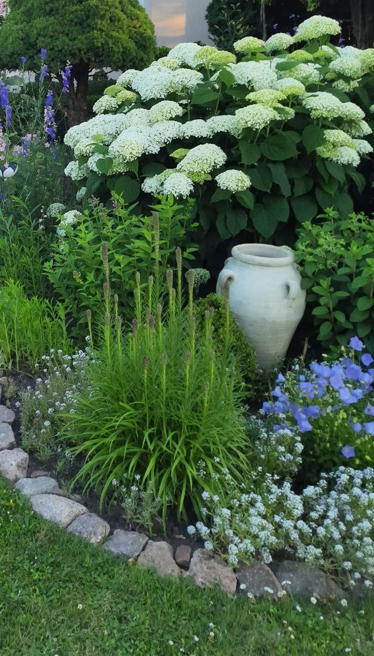 Creating Beautiful Borders for Your Garden with Small Edging Options