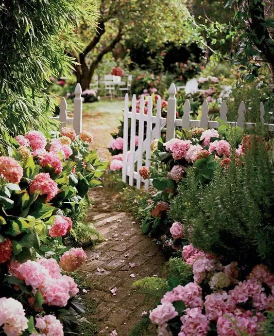 Creating Stunning Flower Garden Designs: Tips and Ideas for a Beautiful Outdoor Oasis