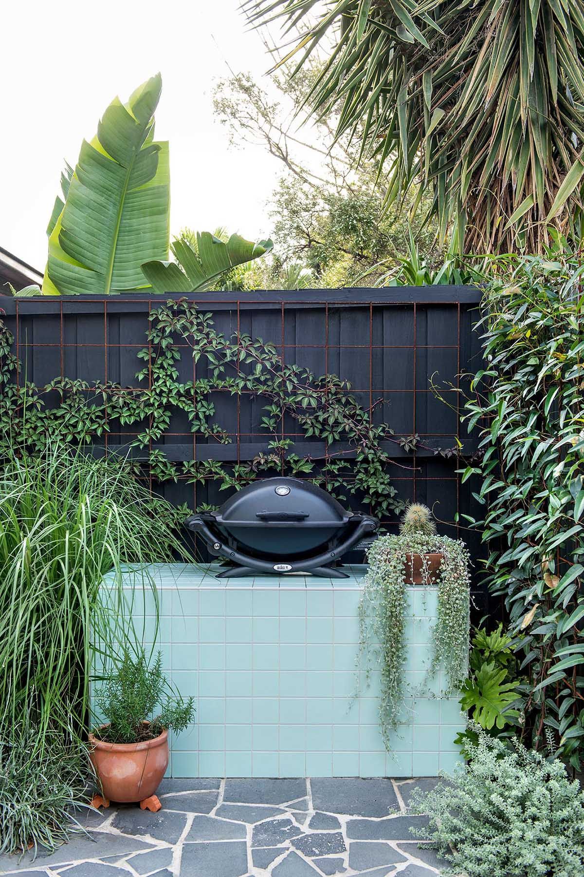 Creating a Cozy Outdoor Oasis: Tips for Designing a Petite Garden Space