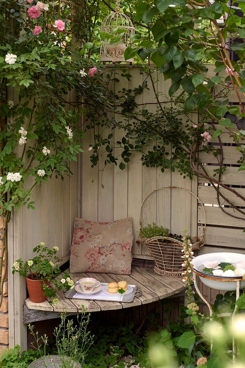 Creating a Cozy Outdoor Sanctuary: Small Garden Nook Inspiration