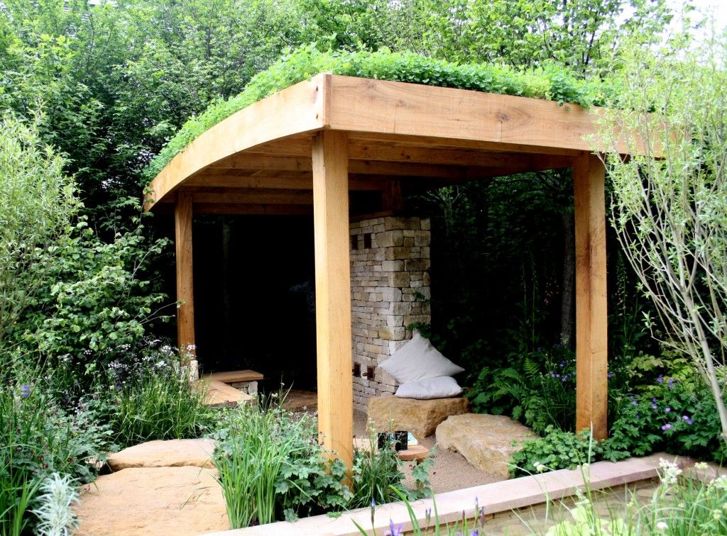 Creating a Cozy Refuge in the Garden: The Beauty of a Sheltered Outdoor Oasis