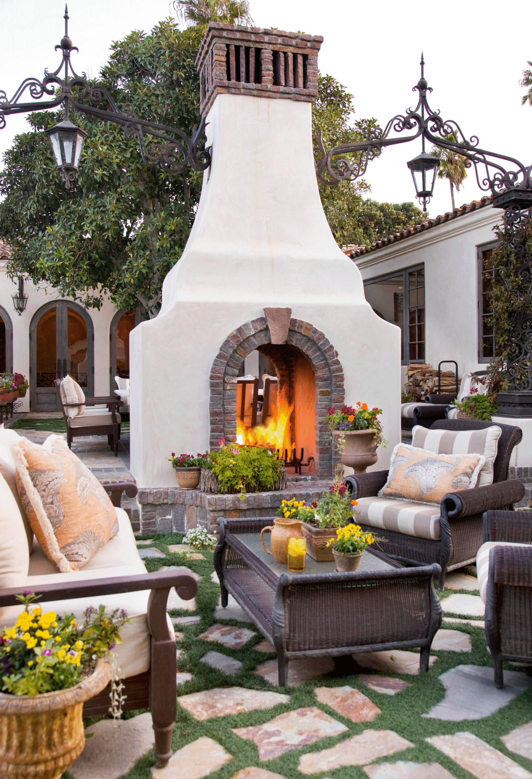 Creative Designs for Outdoor Fireplaces