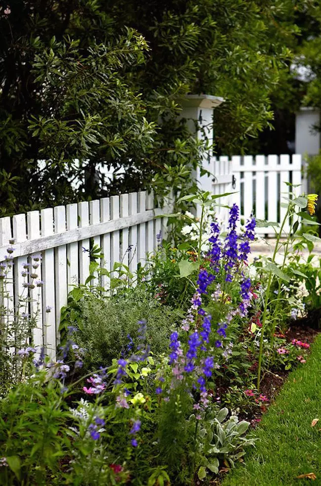 Creative Picket Fence Designs for Your Home’s Perimeter