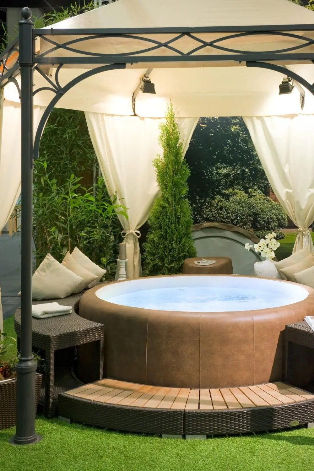 Creative Solutions for Cozy Outdoor Jacuzzi Spaces in Any Size Garden