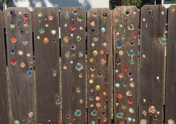 Creative and Colorful Garden Fence Art to Transform Your Outdoor Space