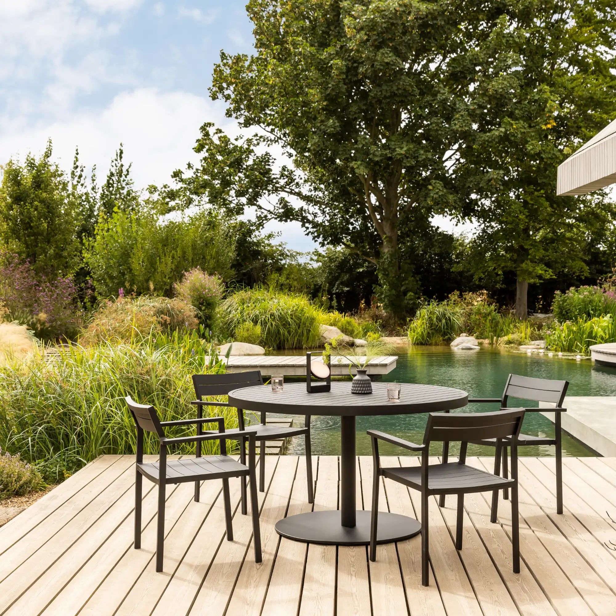 Discover the Beauty of Circular Outdoor Tables