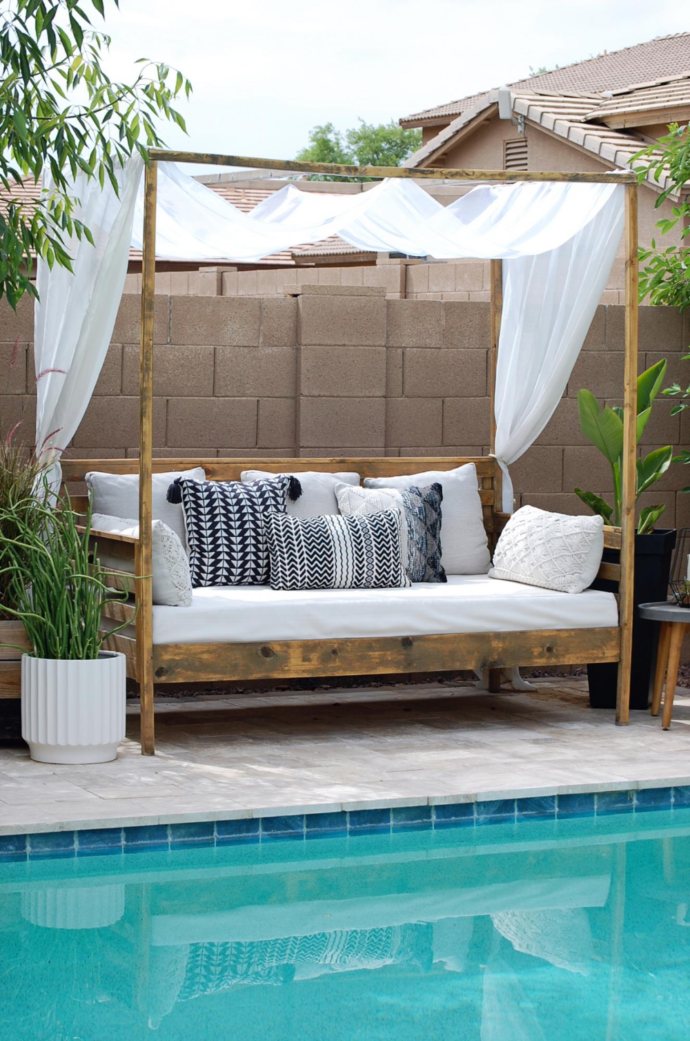 Feel the Breeze and Relax: The Ultimate Outdoor Daybed with Canopy