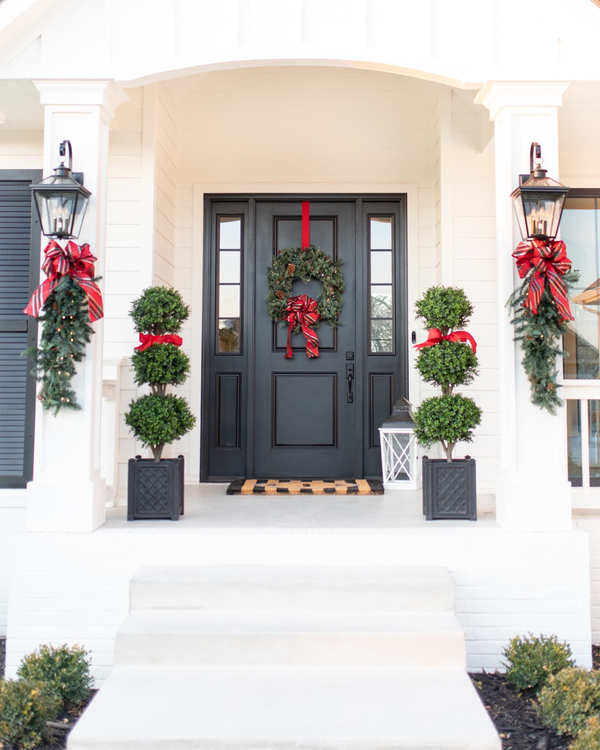 Festive and Cozy Christmas Front Porch Decor Inspiration