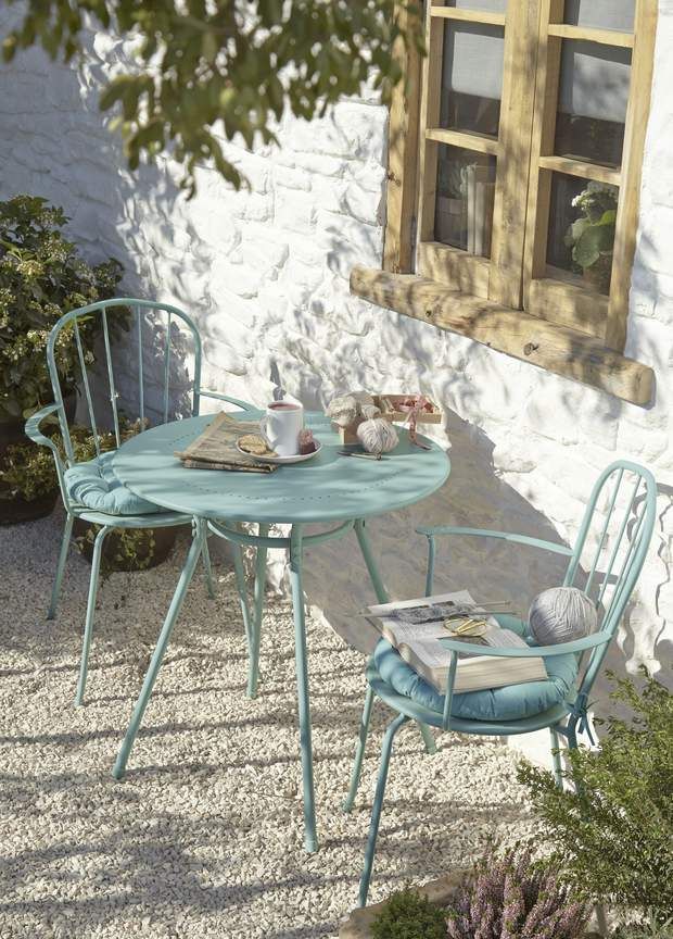 garden tables and chairs
