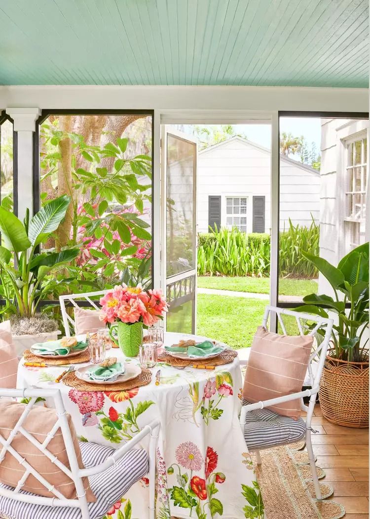 How to Make the Most of Your Tiny Screened-In Porch: Decorating Ideas to Transform a Cozy Space