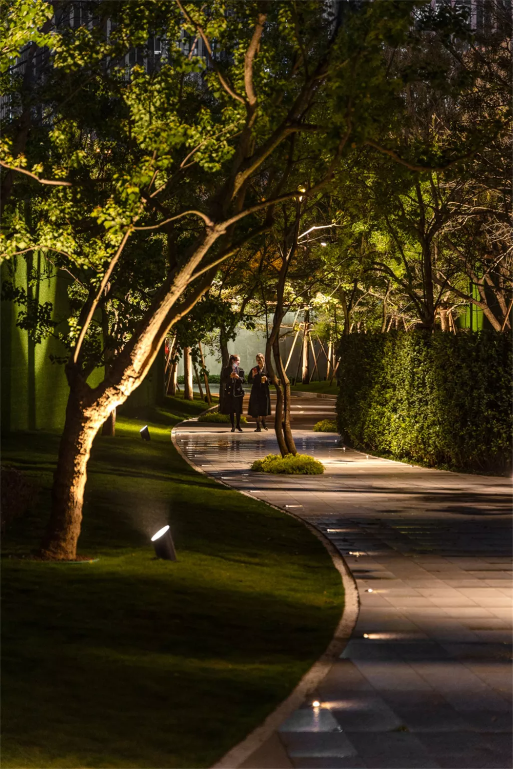 Illuminate Your Outdoor Spaces with Creative Landscape Lighting Designs