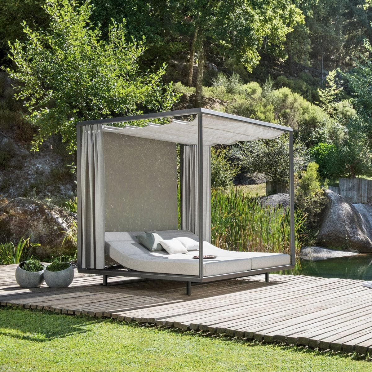 Restful Sleep Under the Open Sky: The Beauty of Outdoor Beds