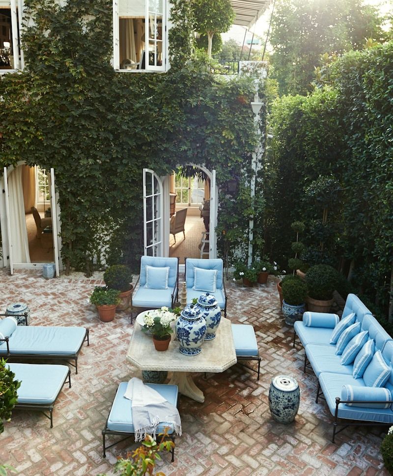 Stylish White Patio Furniture for a Chic Outdoor Space