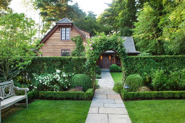 The Beauty of a Welcoming Front Yard: A Guide to Creating an Inviting Outdoor Space