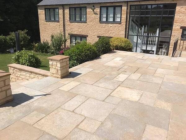 The Benefits of Choosing Paving Slabs for Your Outdoor Space