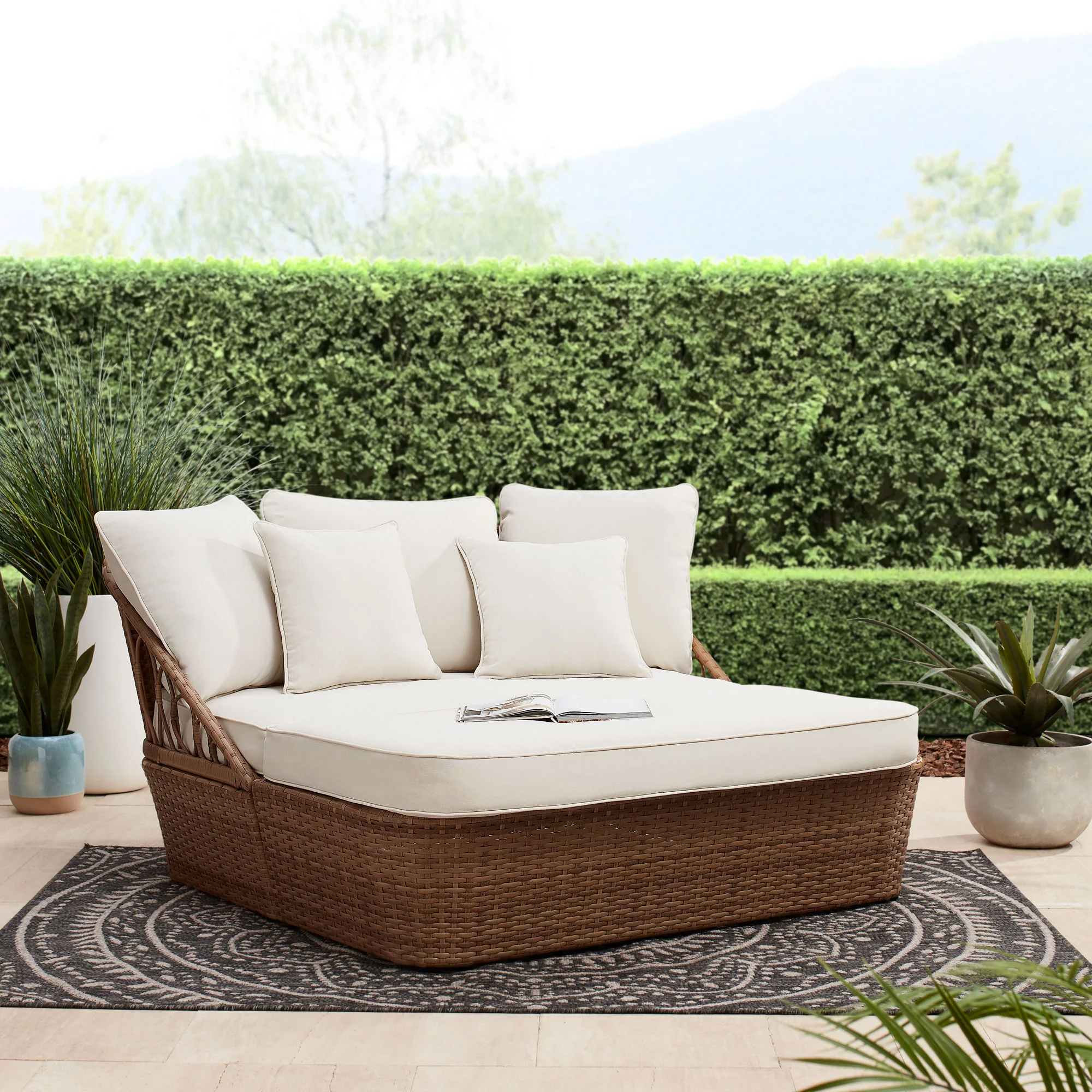 The Ultimate Outdoor Relaxation: Patio Daybeds for Any Space