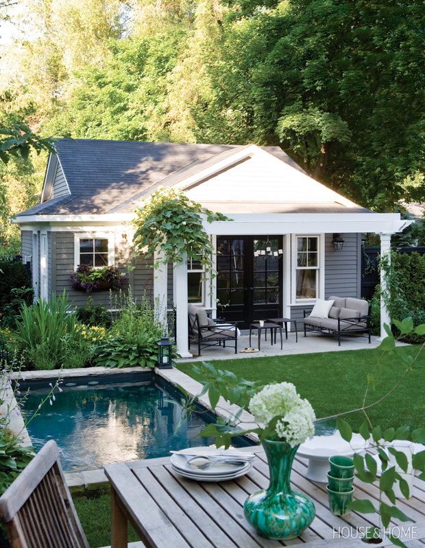 Tiny Garden Oasis: A Cozy Retreat with a Pool