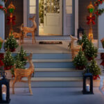 16 Christmas Front Porch Ideas to Up Your Curb Appeal | Wayfa