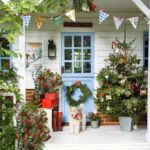 27 Best Christmas Porch Decorations 20
