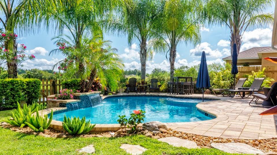 Stunning Poolside Landscaping Ideas to Transform Your Outdoor Oasis